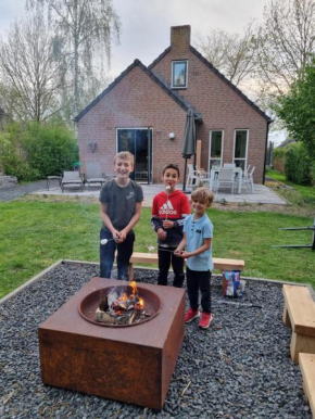 Huys233 - Een huis voor gezinnen en vrienden - met speelbos en speelkamer